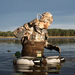 a pic of duck hunting gloves